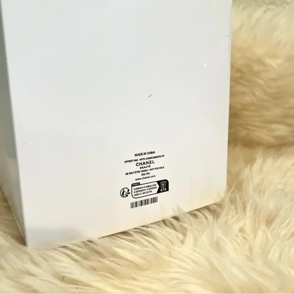 CHANEL Cream and Gold Cosmetic Vanity Bag with Crossbody Chain - Picture 14 of 14